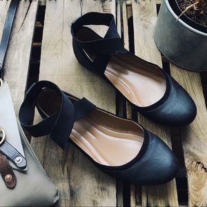 Adorable ballet style black flats
